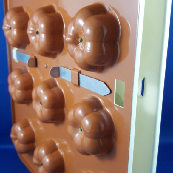 Nordic Ware Floral Cake Pops Pan (2-pce locking) - Picture 9 of 11